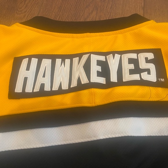 Iowa Hawkeyes Zephyr NCAA Hockey Jersey Fight Strap Mens Sz 52 - Picture 5 of 6